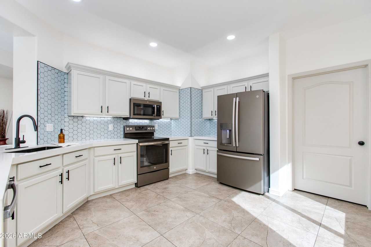 8242 S Hidden Trail Ct - Photo 3 of 23