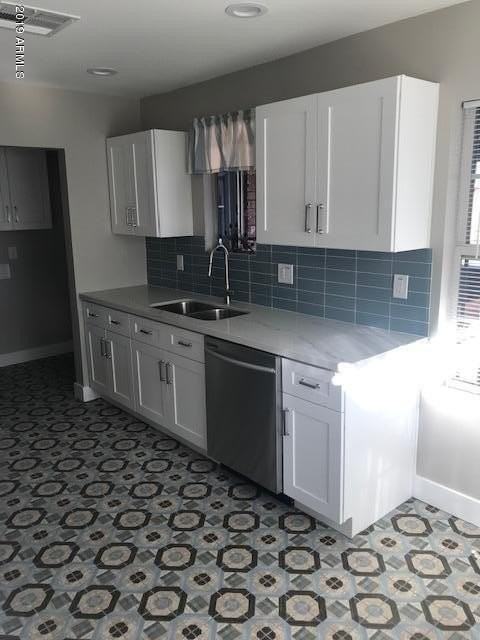 1914 W Holly St - Photo 3 of 24