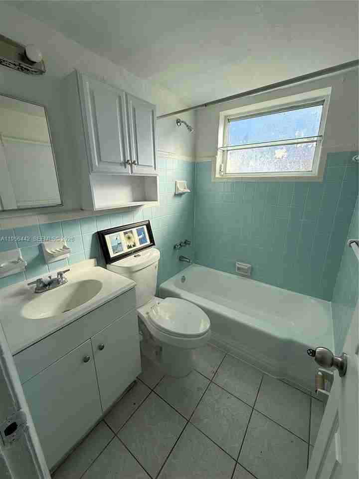 654 W 29th St #6 - Photo 6 of 9