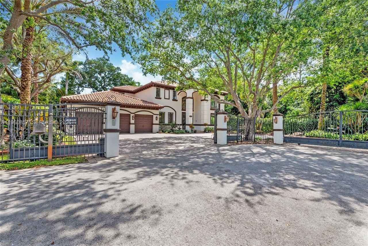 5621 Sw 68th Ct - Photo 2 of 18