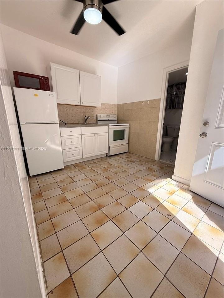 1037 Sw 20th Ave #2 - Photo 2 of 12