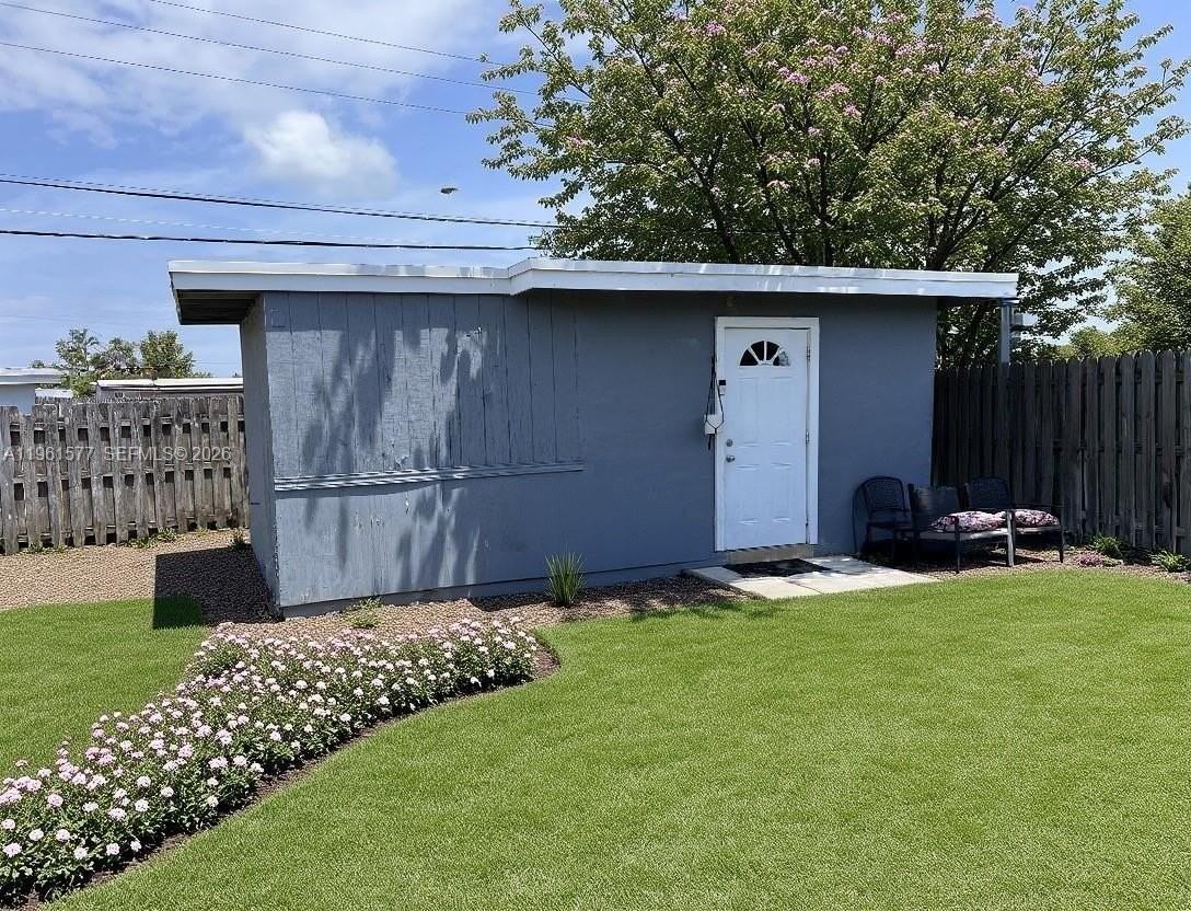 1885 Ne 53rd St - Photo 4 of 26