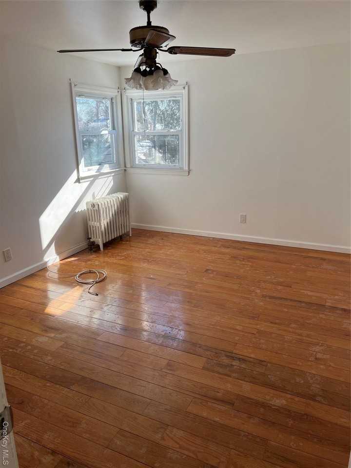 4 Lawrence Ave - Photo 4 of 10