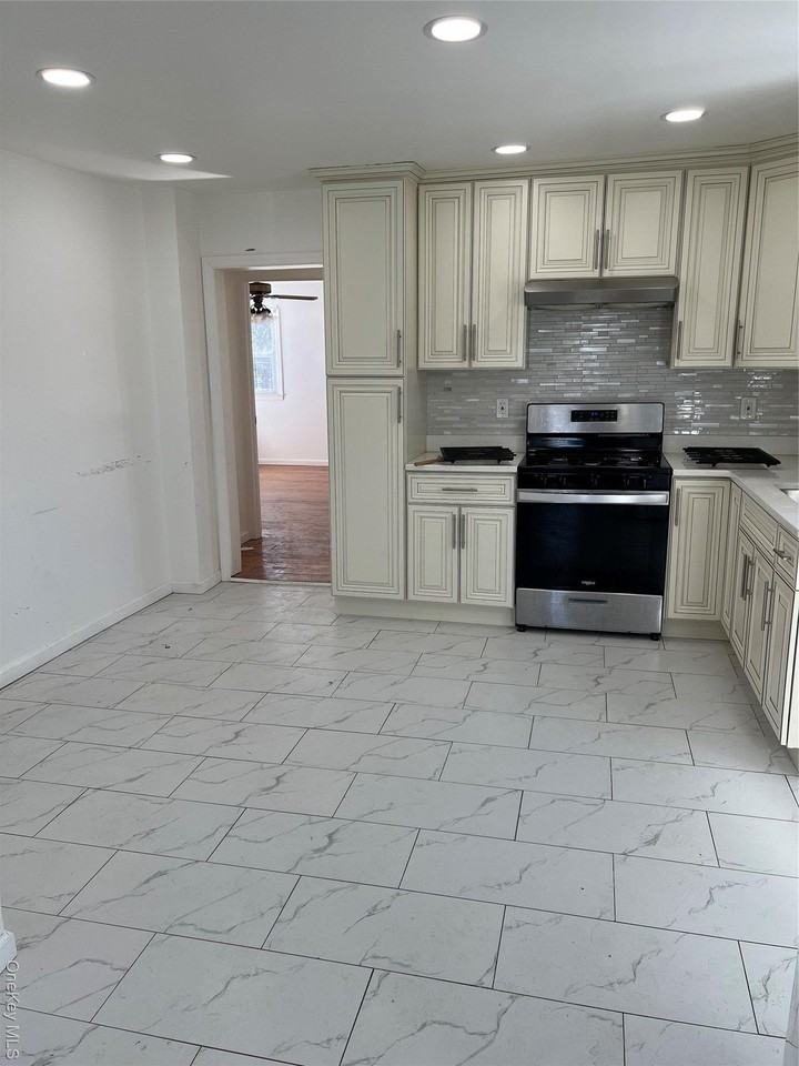 4 Lawrence Ave - Photo 7 of 10