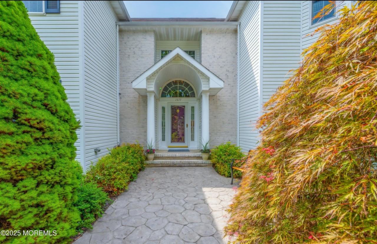 1577 Country Club Ln - Photo 2 of 45