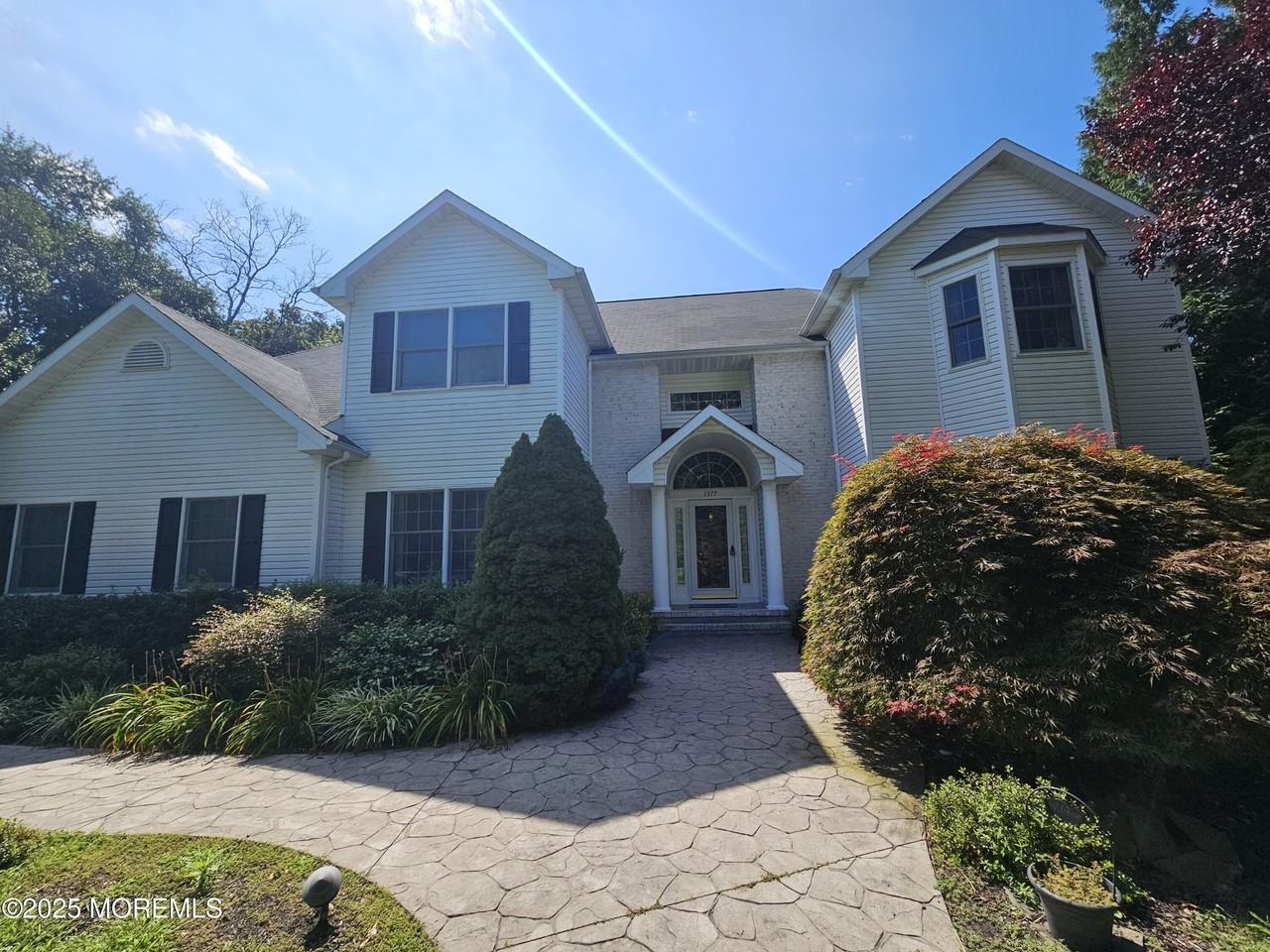 1577 Country Club Ln - Photo 3 of 45