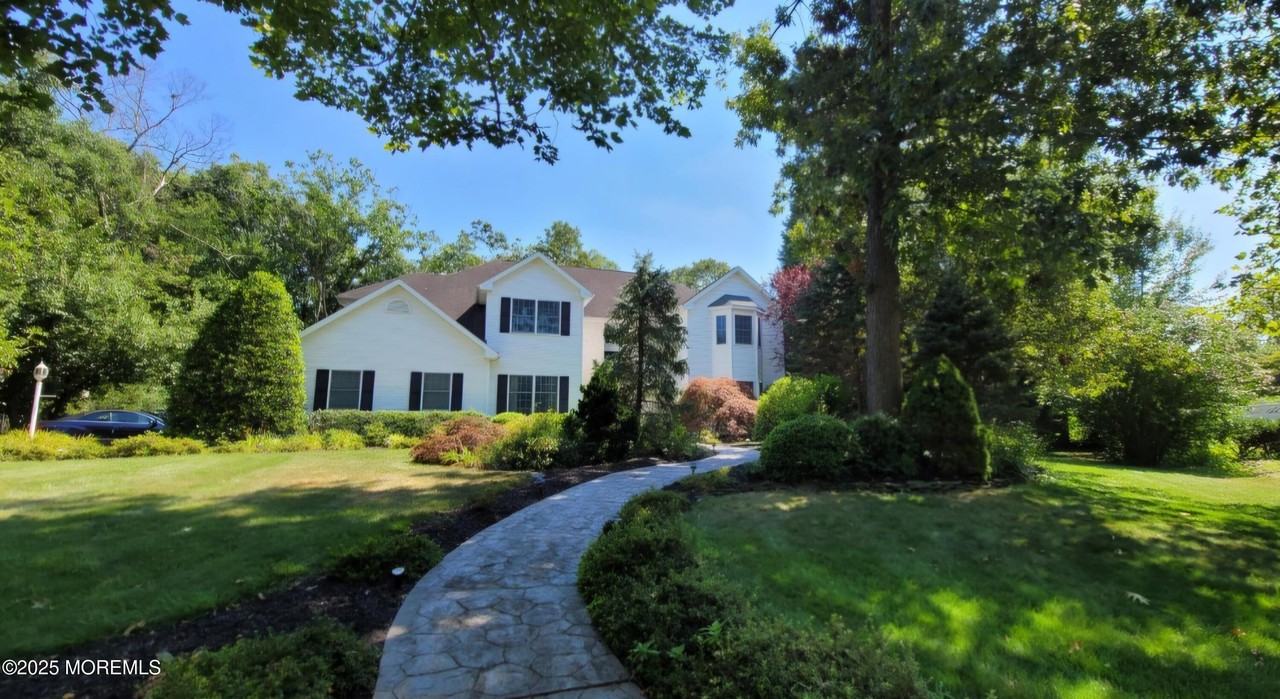 1577 Country Club Ln - Photo 4 of 45