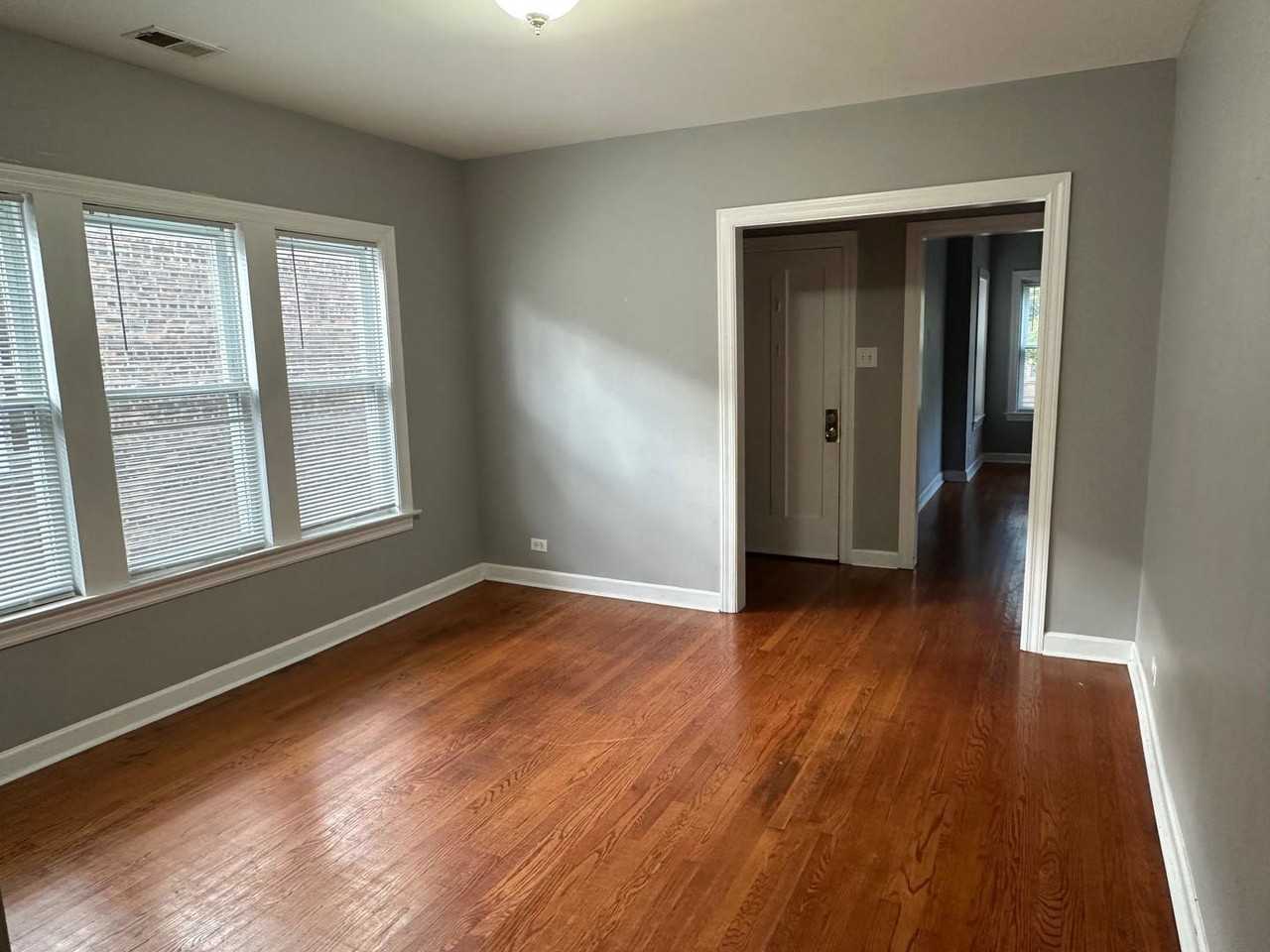 4129 W Barry Ave Apt 2 #2 - Photo 3 of 9