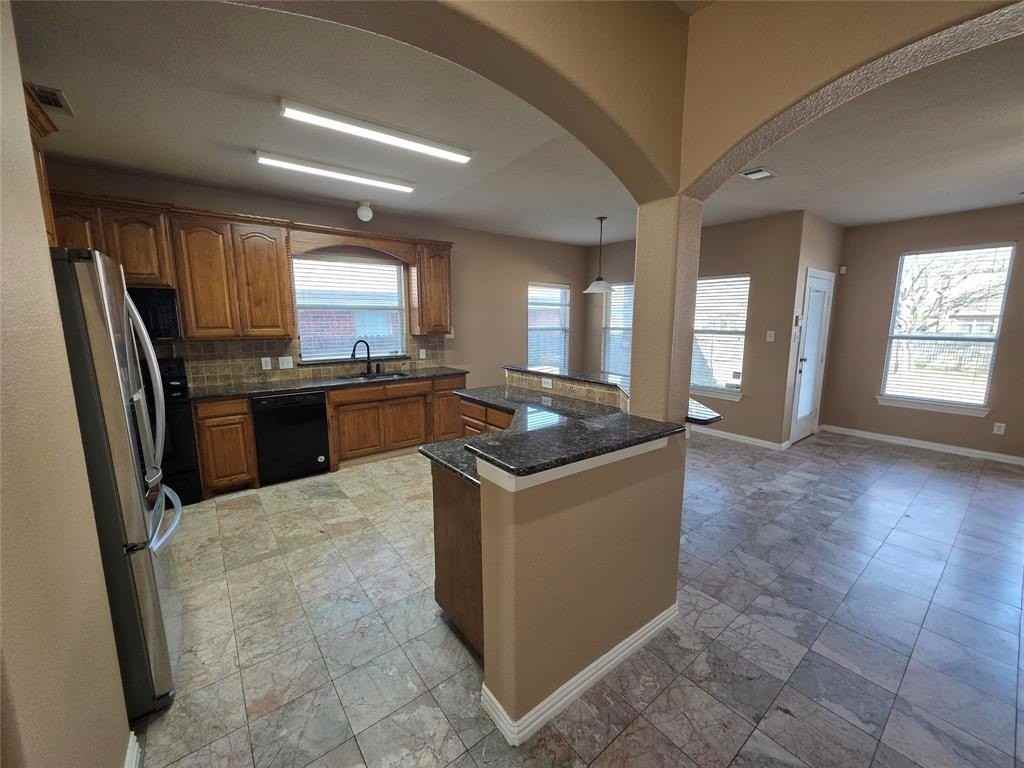 1522 Avenue E - Photo 7 of 36