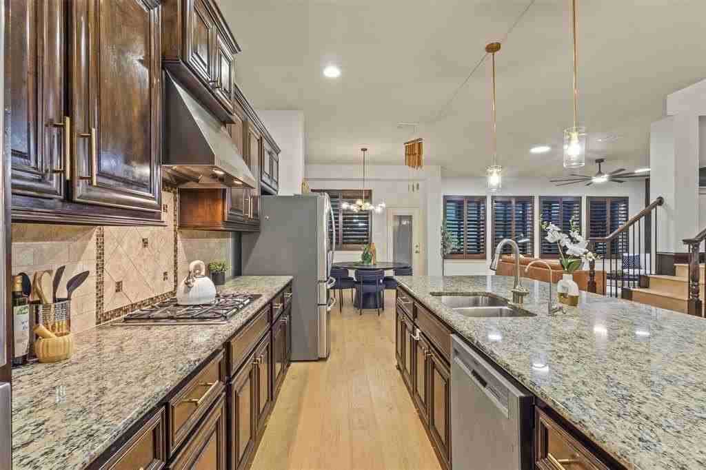 1209 Savoy Ln - Photo 4 of 39