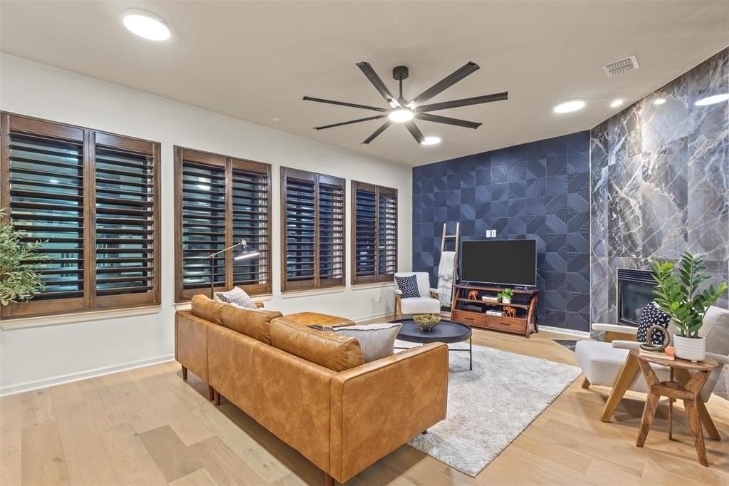 1209 Savoy Ln - Photo 5 of 39