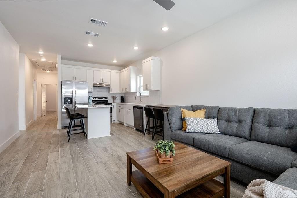 709 Fuller St - Photo 3 of 22