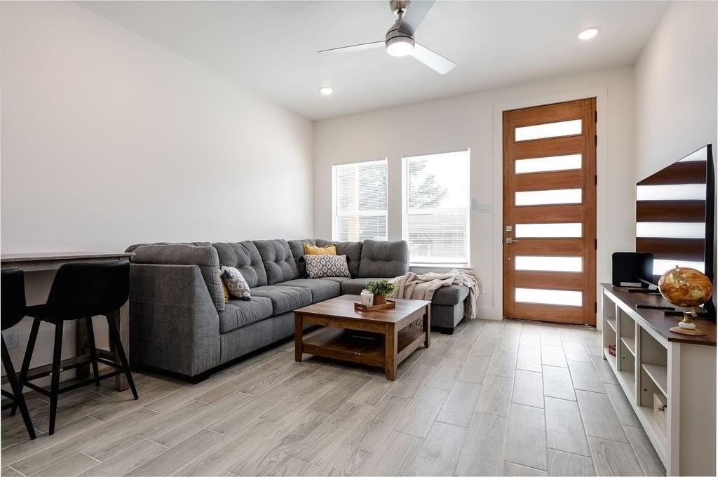 709 Fuller St - Photo 4 of 22