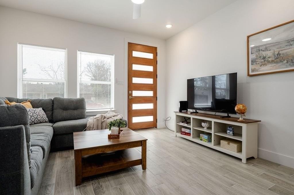 709 Fuller St - Photo 5 of 22