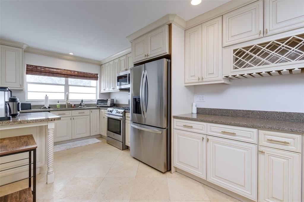 936 Ne 26th Ave - Photo 6 of 44