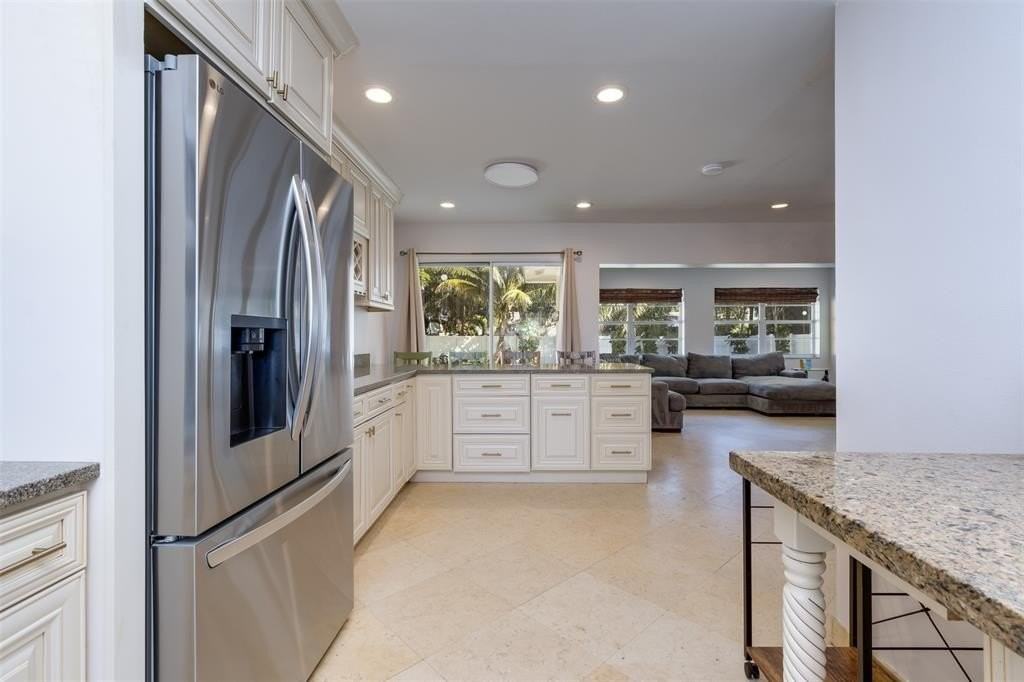 936 Ne 26th Ave - Photo 7 of 44