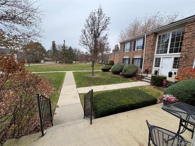 587 E Fox Hills Dr - Photo 2 of 16