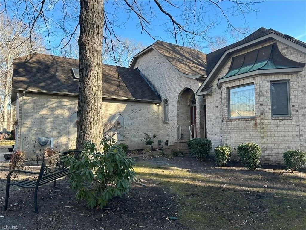 1004 Winchester Way - Photo 3 of 50