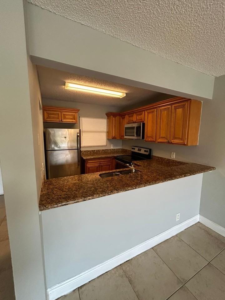 1493 Lake Crystal Dr #F - Photo 4 of 17