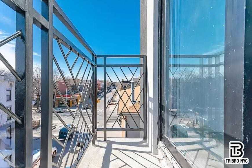 771 Lexington Ave - Photo 4 of 10