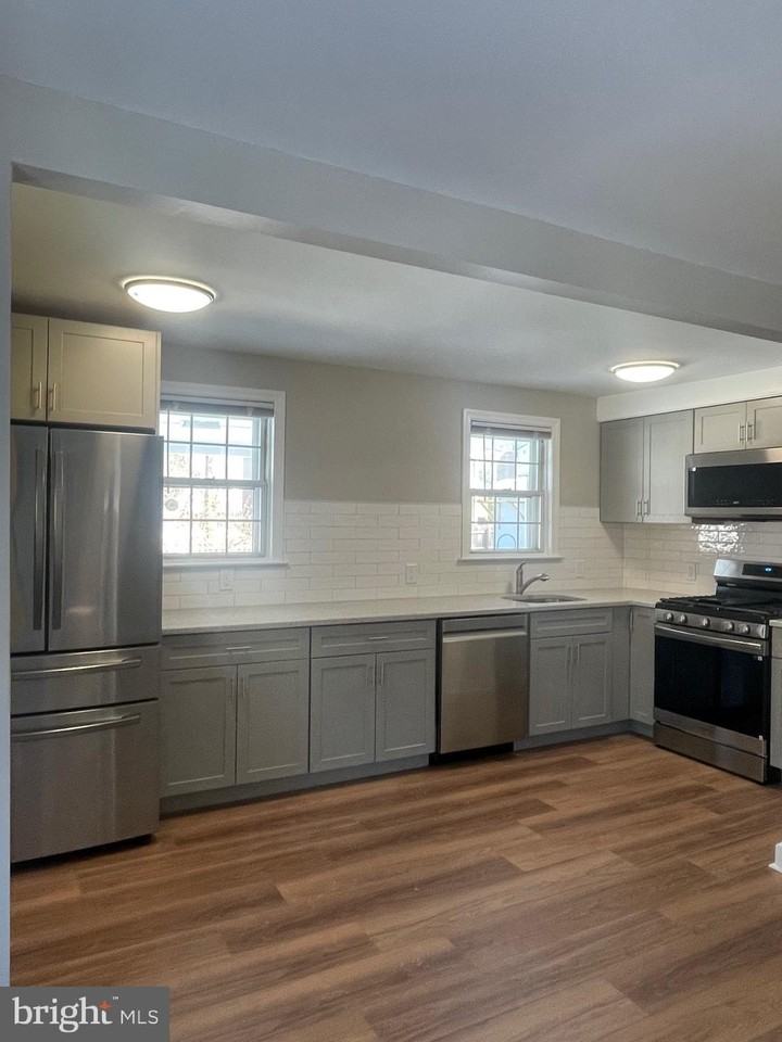 1917 Winton Ave - Photo 5 of 28