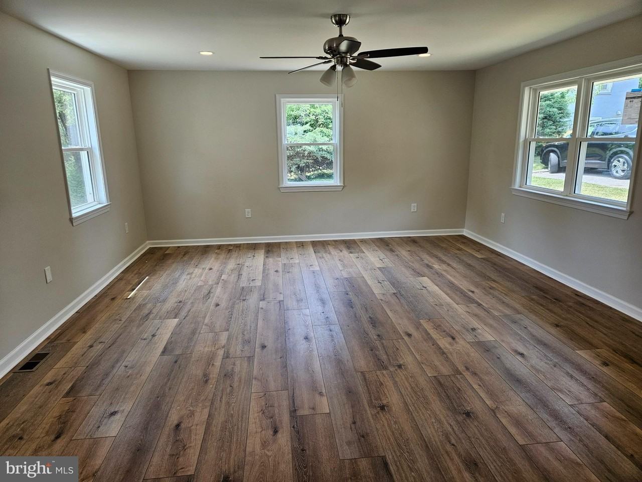 494 Coates Ln - Photo 2 of 22