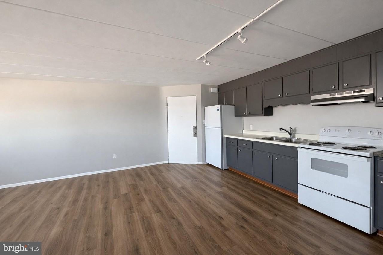 403 N Newberry St Apt 303 #303 - Photo 2 of 12