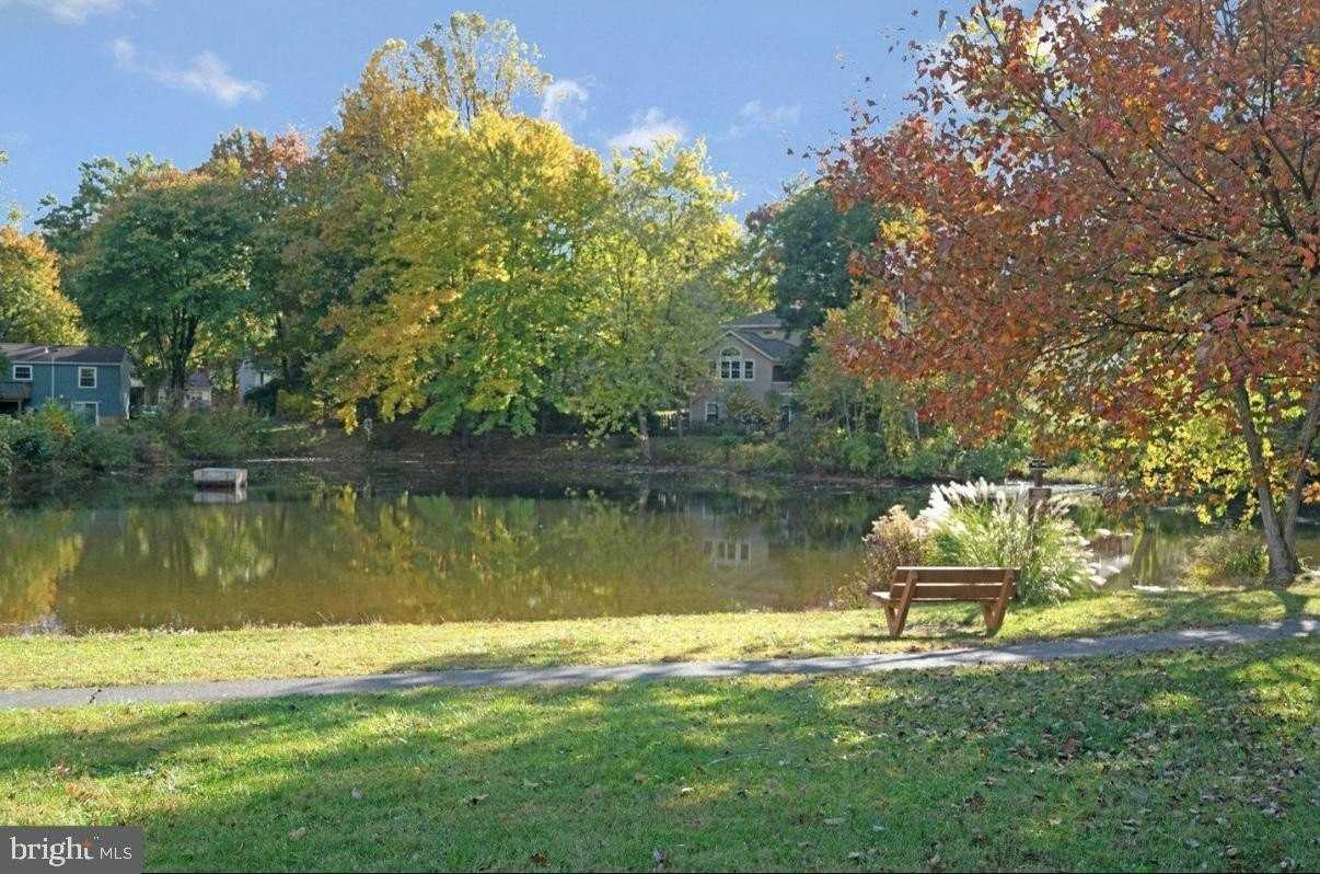 9801 Burke Pond Ln - Photo 5 of 50