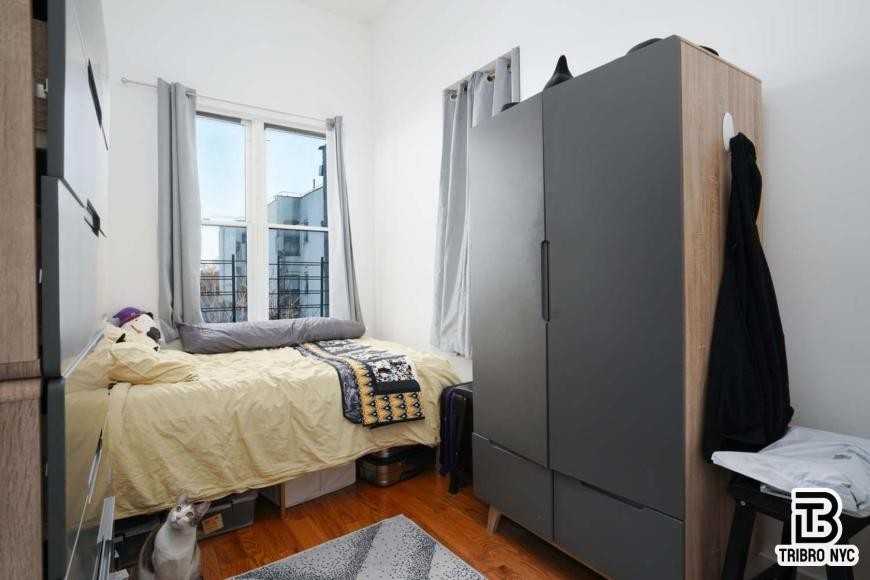 1068 Putnam Ave - Photo 4 of 7