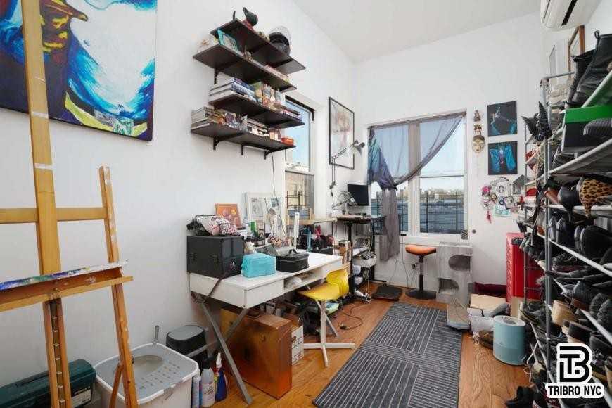 1068 Putnam Ave - Photo 5 of 7