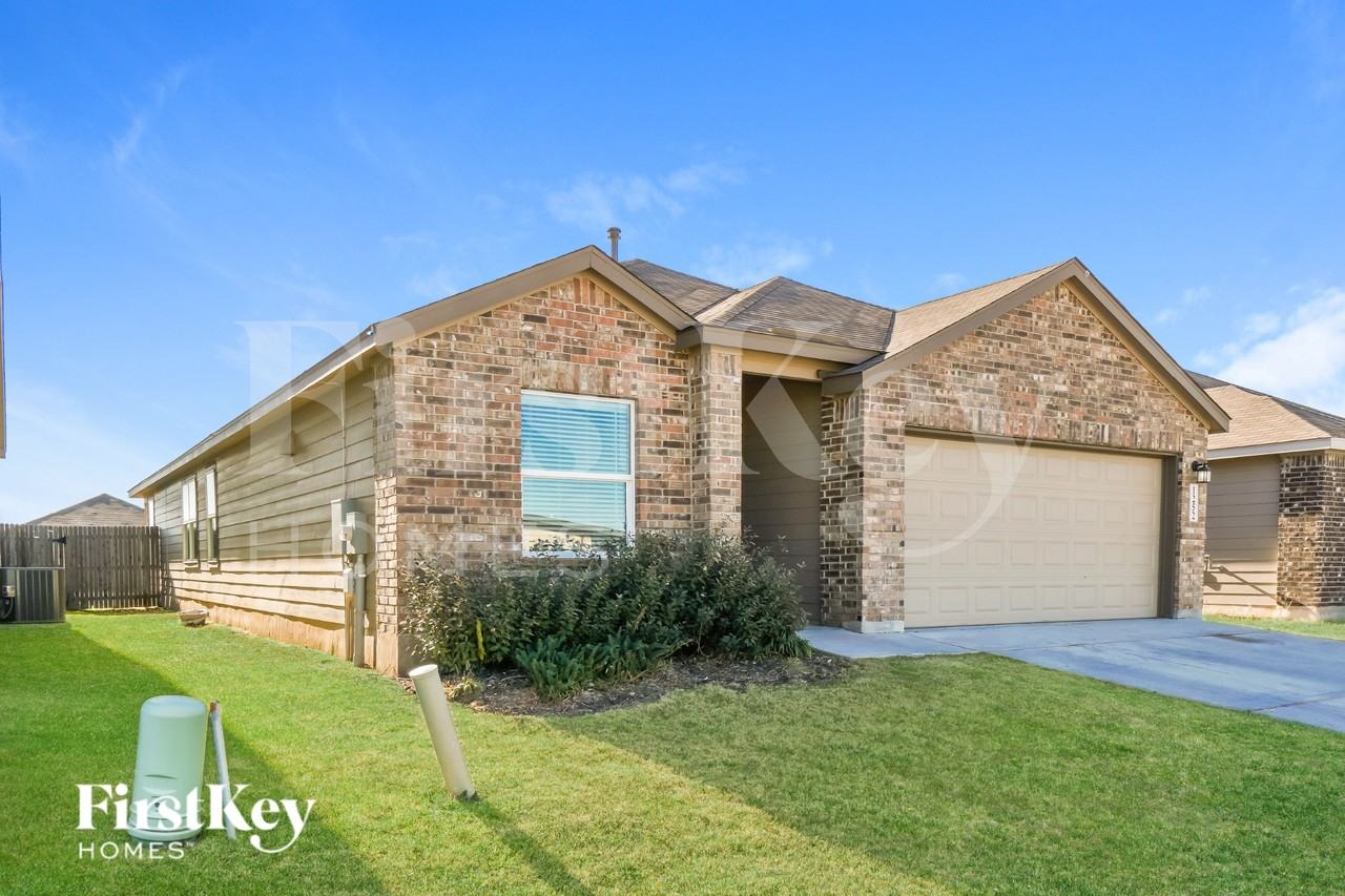 1252 Treehouse Ln - Photo 2 of 19