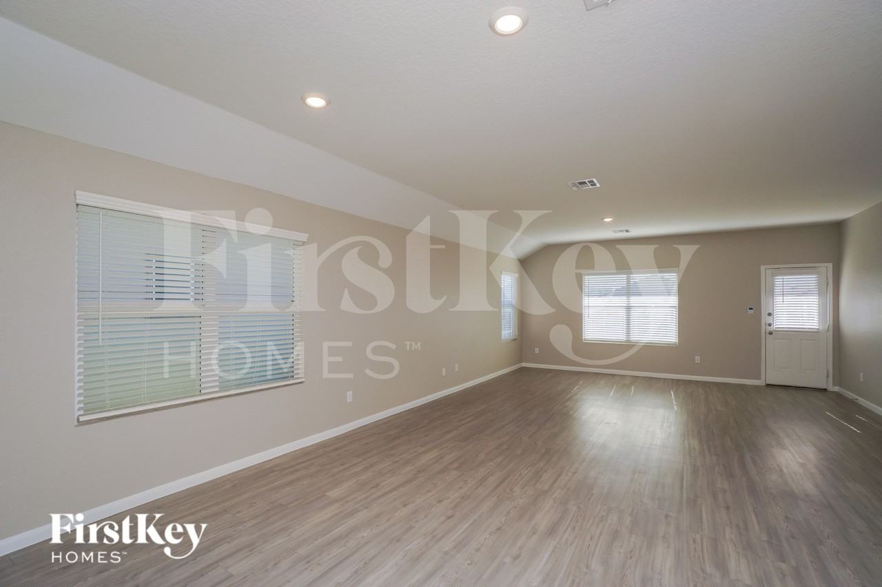 1252 Treehouse Ln - Photo 5 of 19