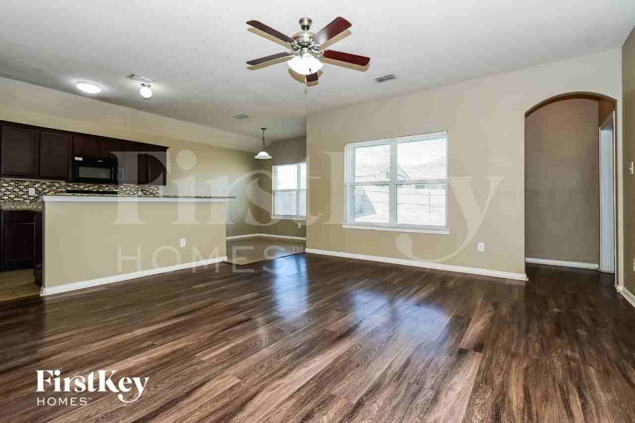 1827 Willowbrook Dr - Photo 2 of 19