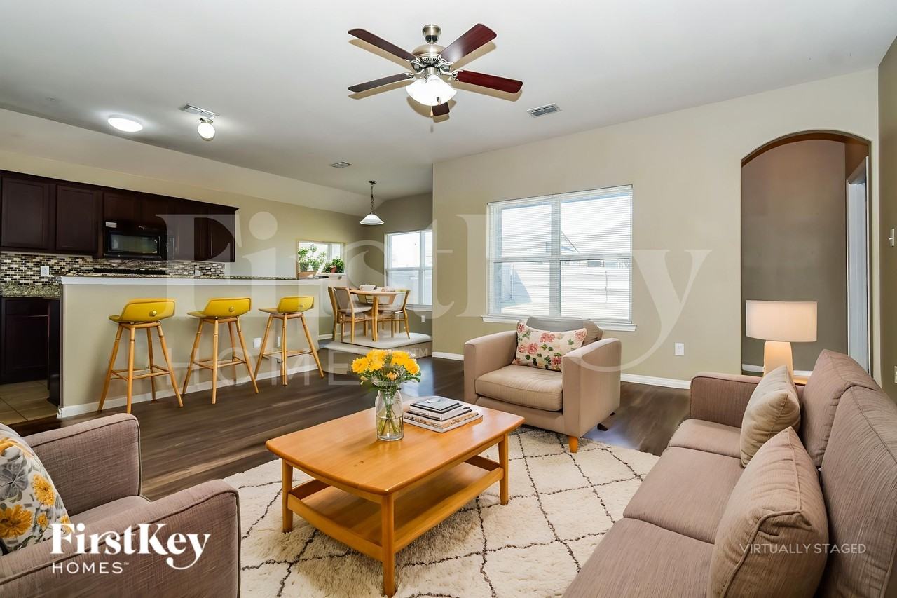 1827 Willowbrook Dr - Photo 3 of 19