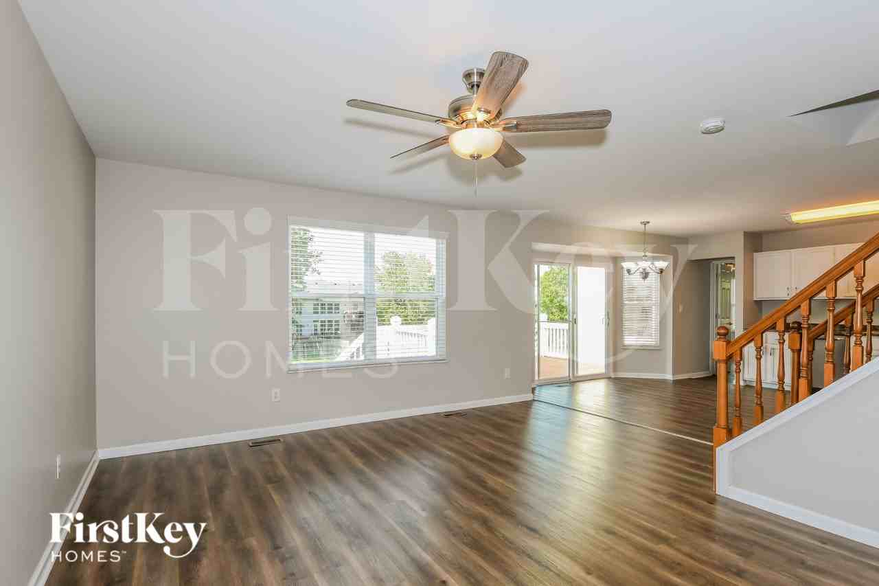 2731 Red Cedar Parc Dr S - Photo 3 of 18