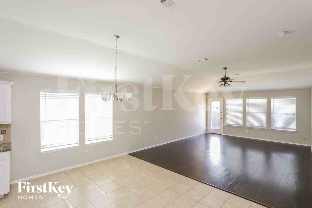 517 Stone Crossing Ln - Photo 4 of 18