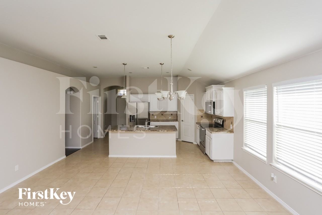 517 Stone Crossing Ln - Photo 6 of 18