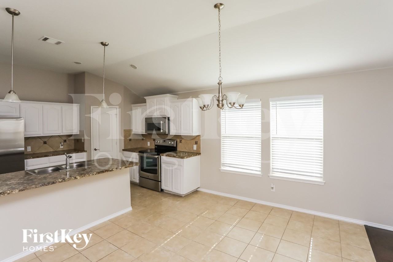 517 Stone Crossing Ln - Photo 7 of 18