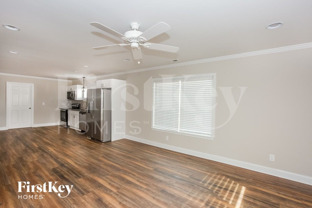 621 E Mills Dr - Photo 4 of 18