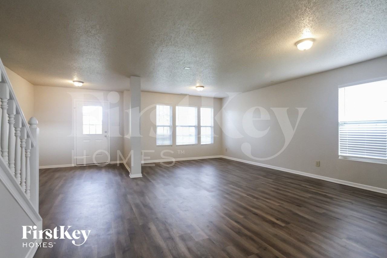 1410 Fortner Dr - Photo 3 of 15