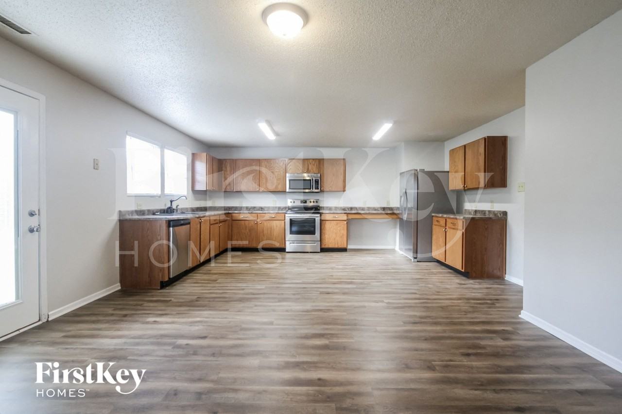 1410 Fortner Dr - Photo 5 of 15