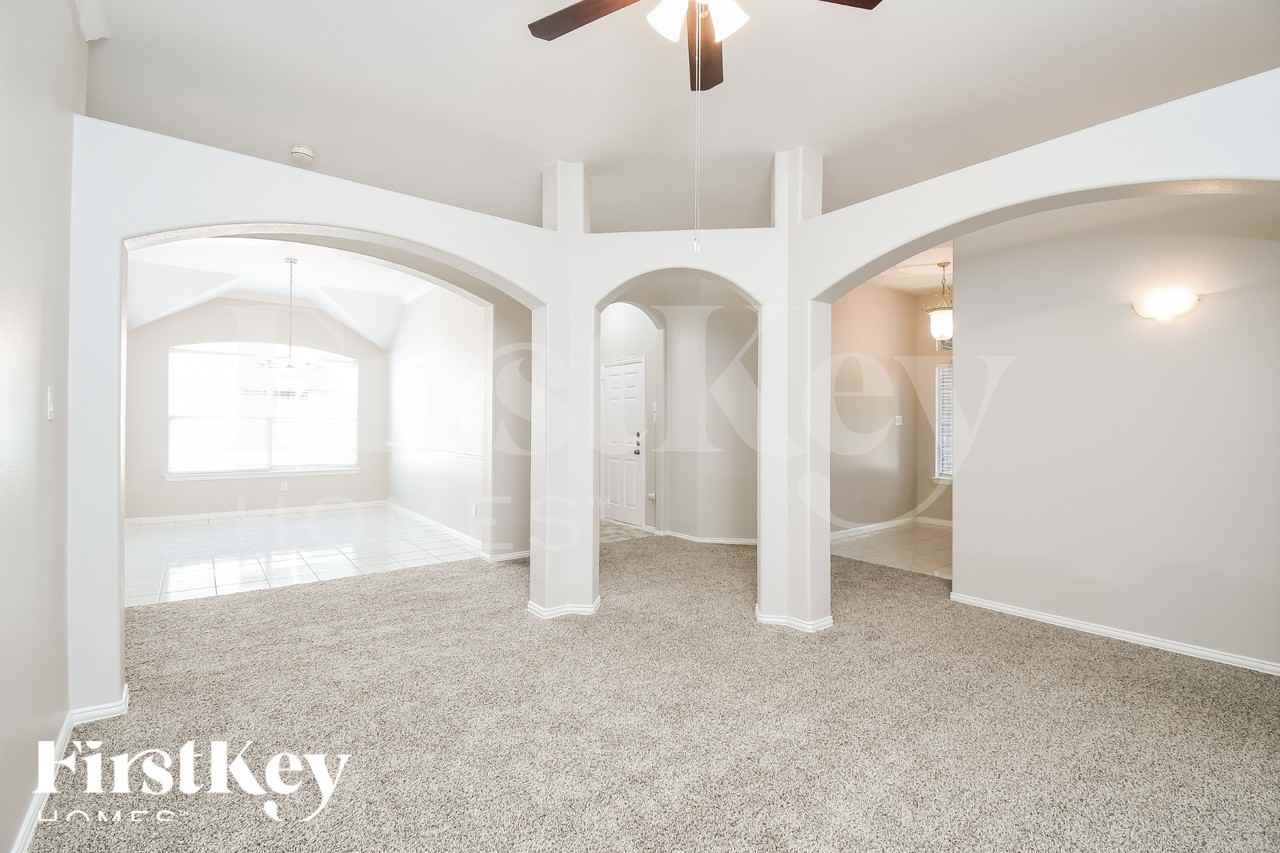 403 Canadian Trl - Photo 3 of 18