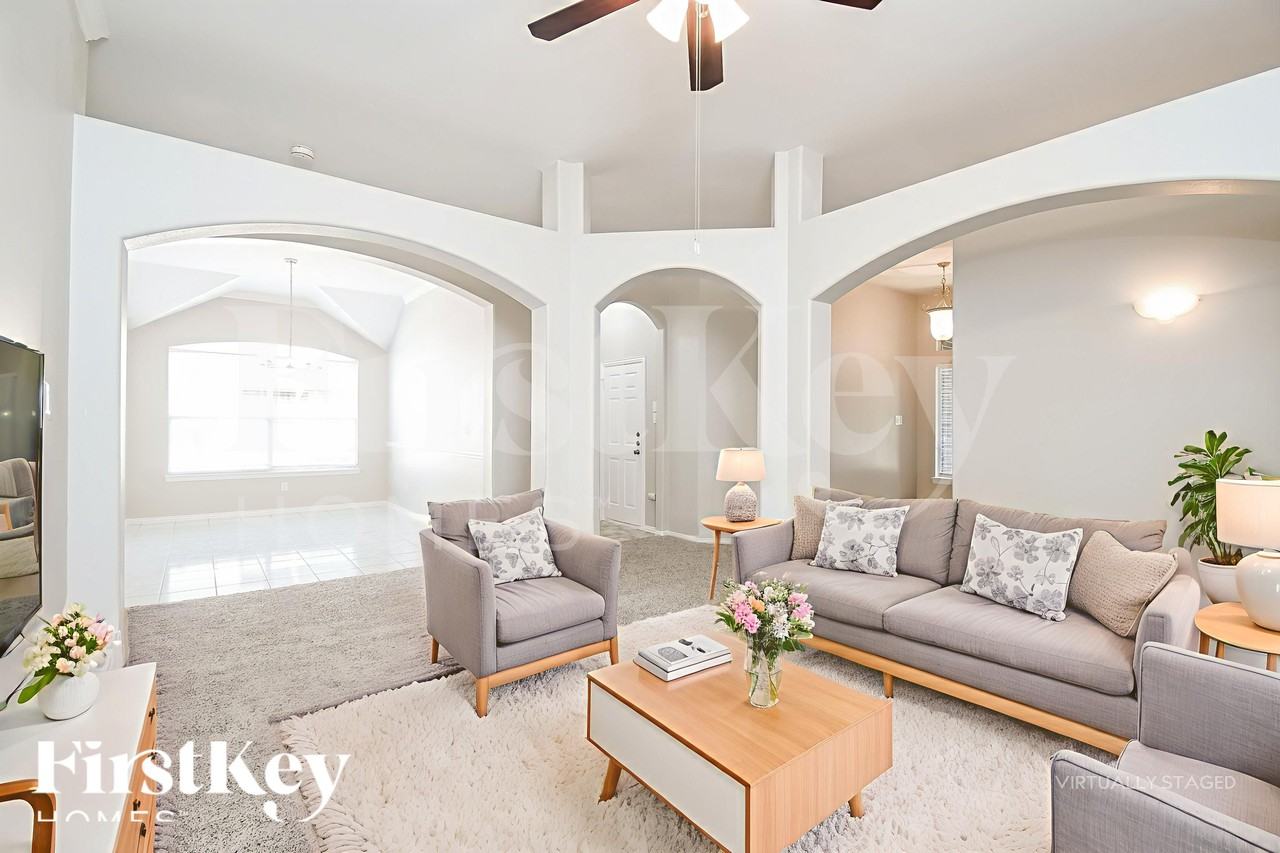 403 Canadian Trl - Photo 4 of 18