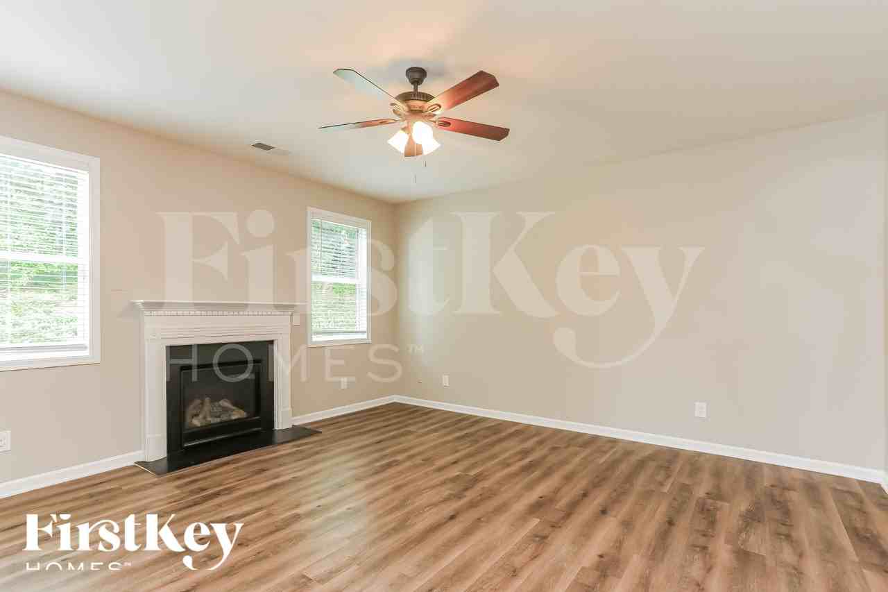 447 Clapton Ct - Photo 4 of 19