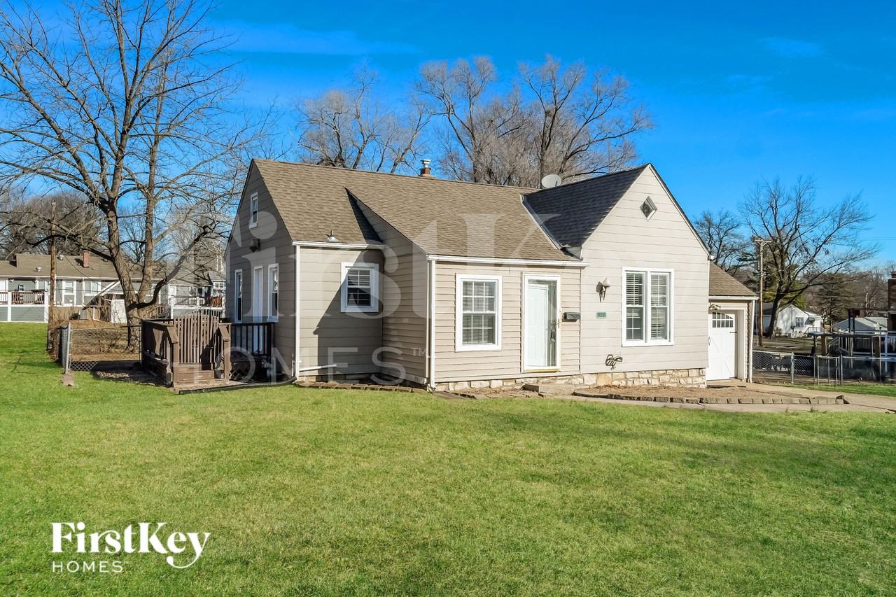 9058 E 66th Ter - Photo 2 of 19