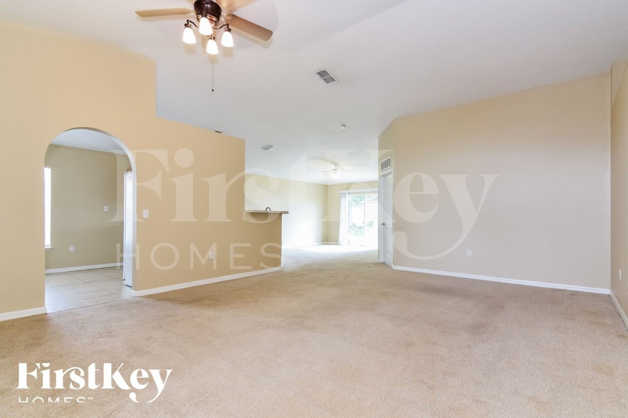 3634 Queens Cove Blvd - Photo 4 of 19