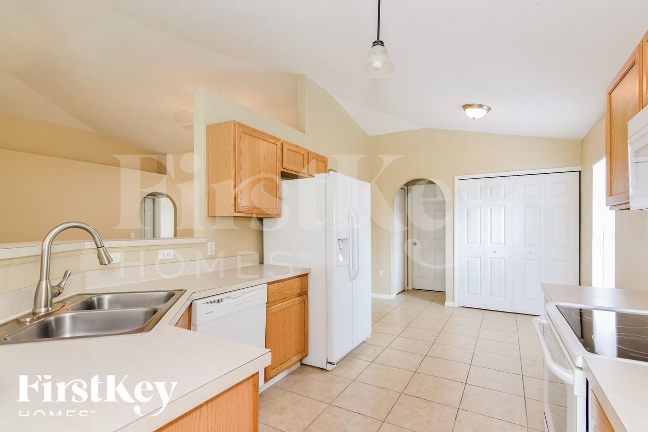 3634 Queens Cove Blvd - Photo 7 of 19