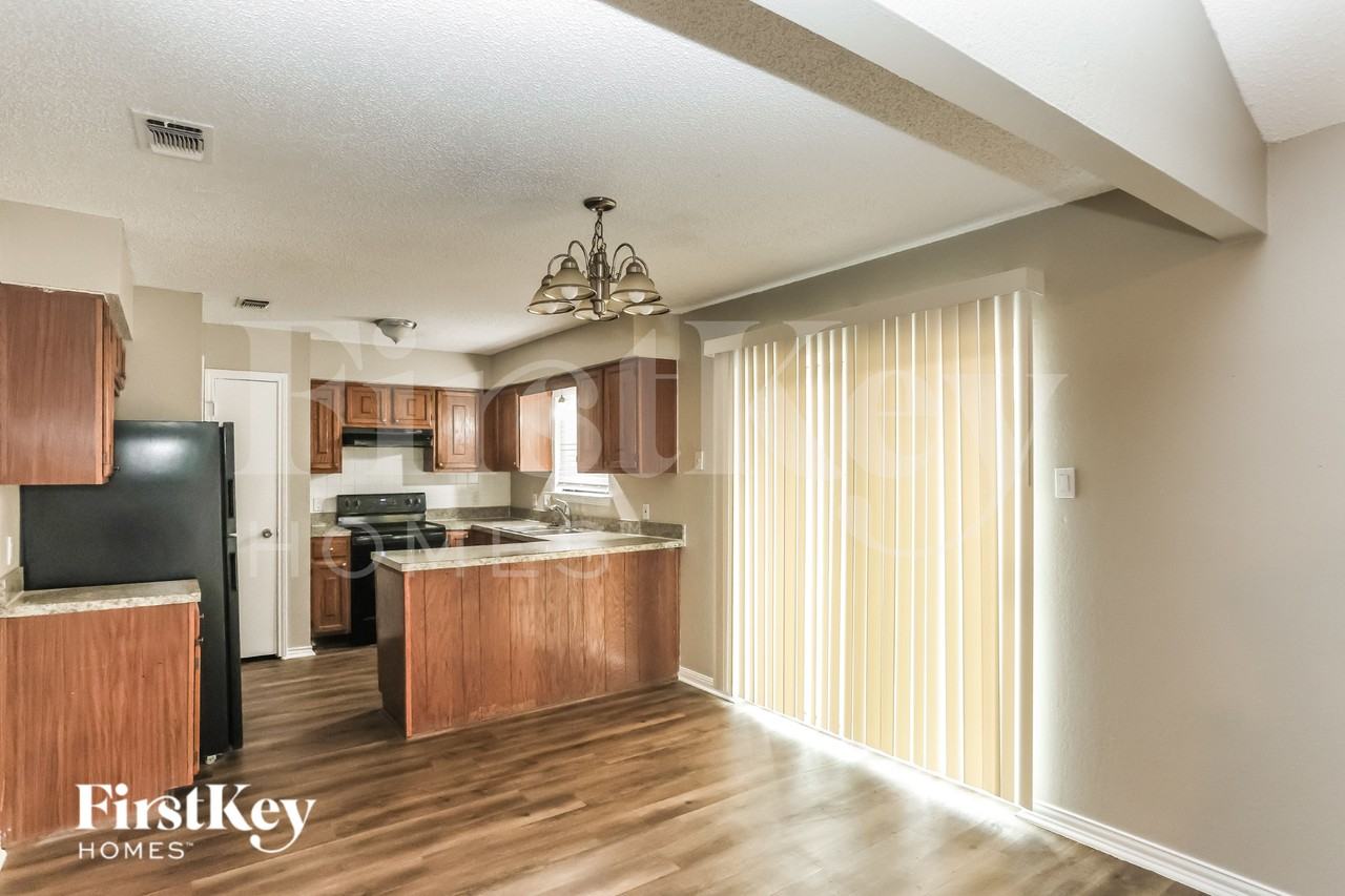 231 Myrtle Dr - Photo 4 of 19