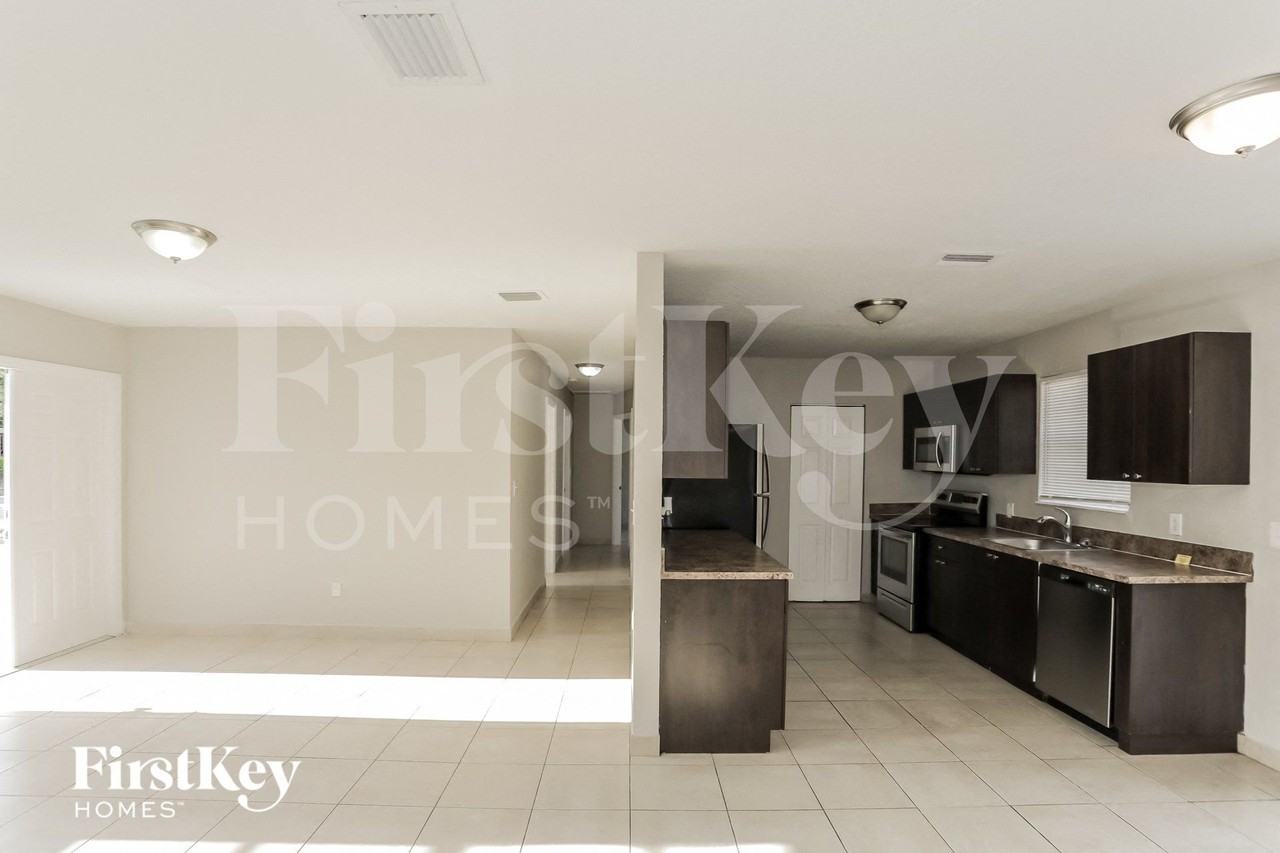 18931 Nw 33rd Pl - Photo 5 of 15