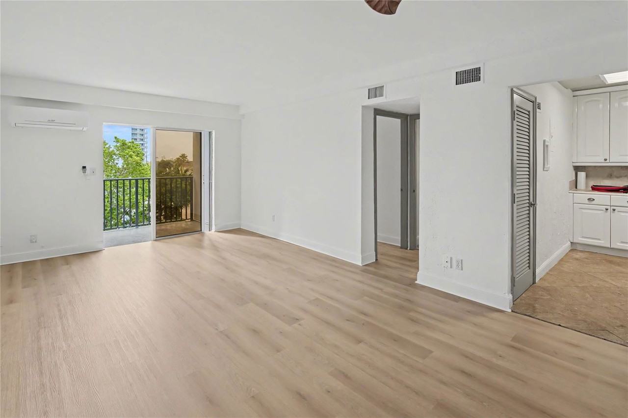 3000 Riomar St #406 - Photo 2 of 8